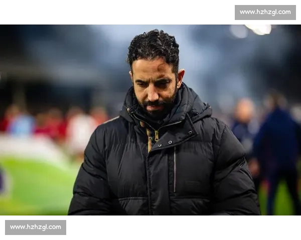 退场时喊出 “加油”!阿莫林的笑容里藏着曼联的温度 退场时喊出 “加油”!阿莫林的笑容里藏着曼联的温度