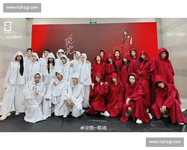 张韶涵重庆开唱,阳台观众隔空应援太暖 张韶涵重庆开唱,阳台观众隔空应援太暖